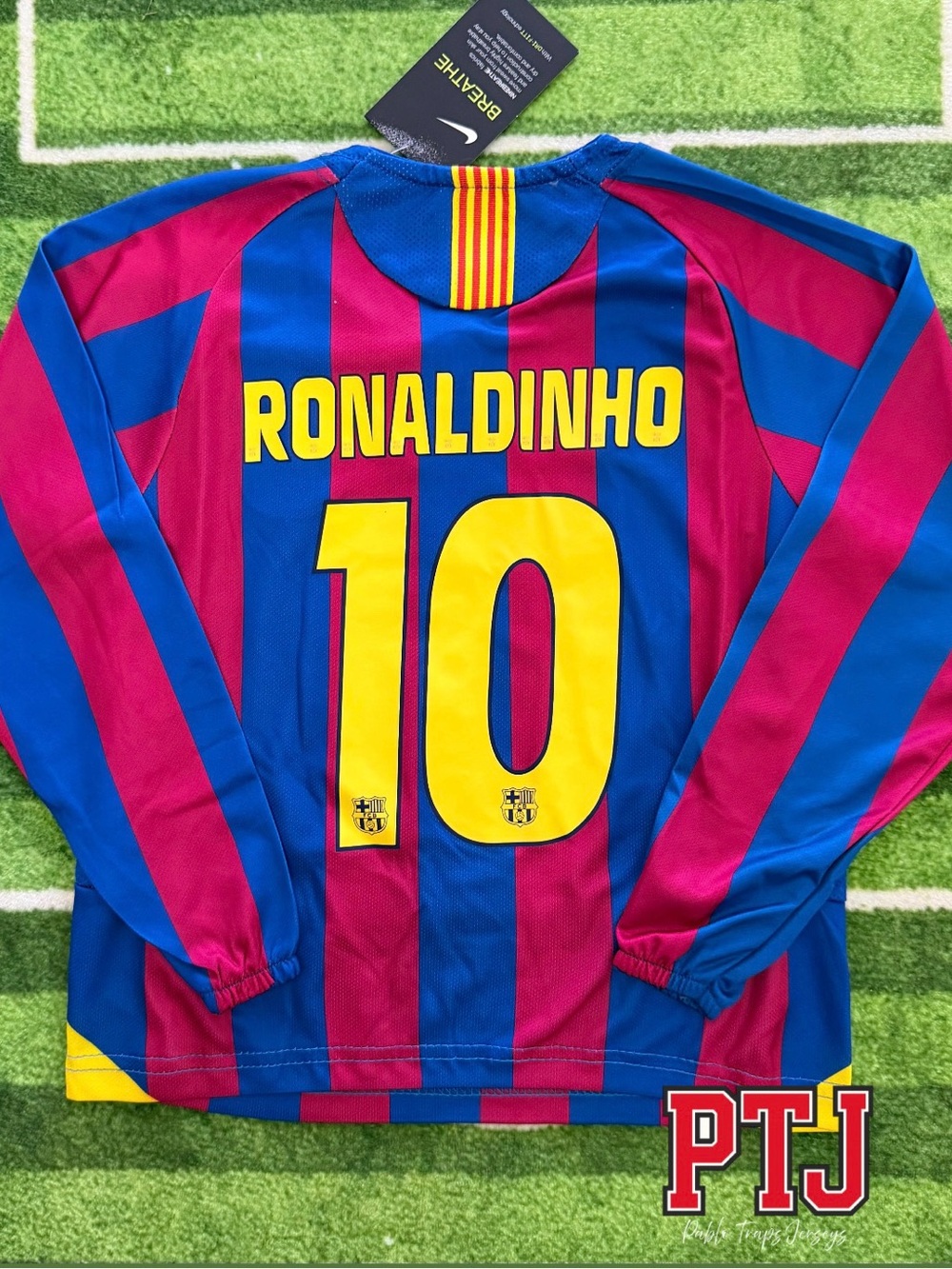 Kid’s Ronaldinho FC Barcelona Home Jersey - Picture 2 of 5